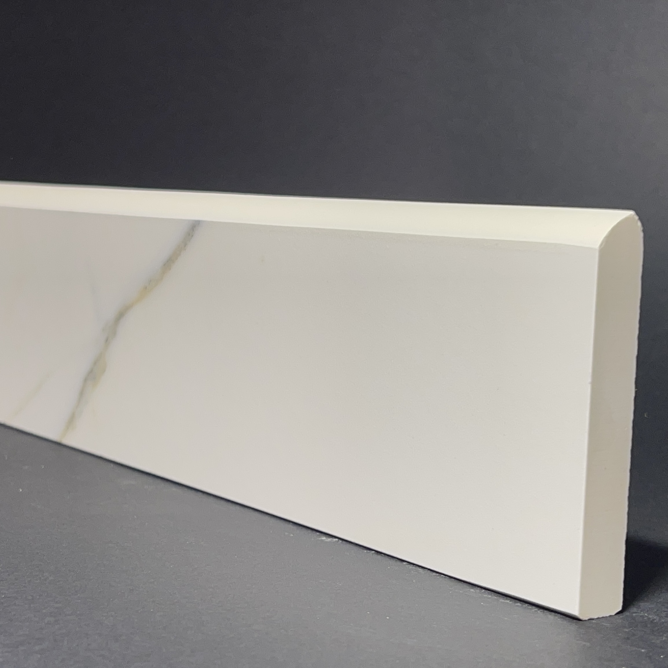 Rodapié de Porcelana Seda Calacatta Al.8cm X L.44,5cm