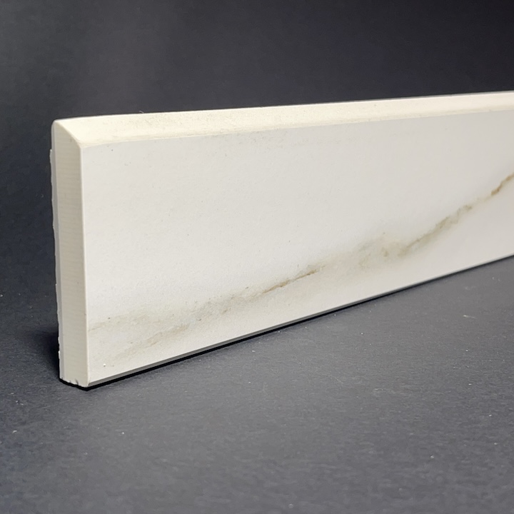 Rodapié de Porcelana Seda Calacatta Al.7cm X L.119cm