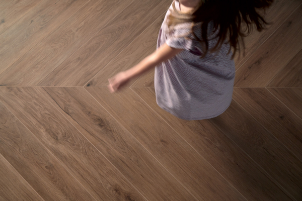 Pavimento de gres porcelánico efecto madera Premium, marrón oscuro, 20x120 cm - CS25005