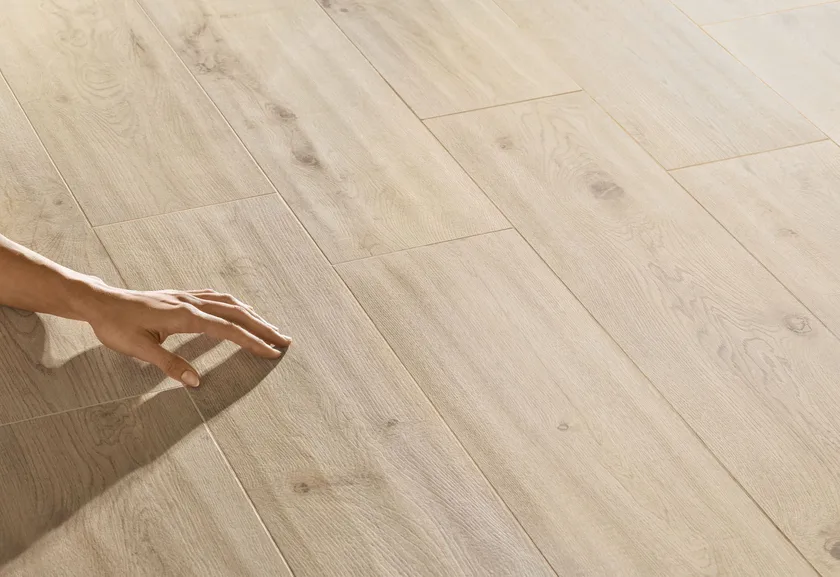 Pavimento de gres porcelánico efecto madera natural, claro, 20x120 cm - CS25010